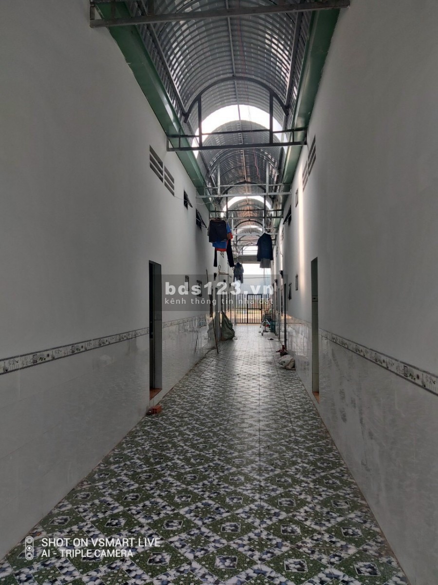 Kẹt tiền nhượng lại nhà trọ 300m2 (10x30m) ngay chợ, tiện kinh doanh đầu tư, đường rộng 16m