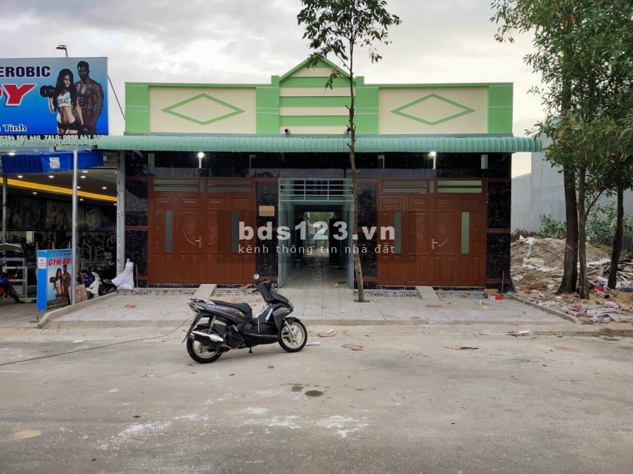 Kẹt tiền nhượng lại nhà trọ 300m2 (10x30m) ngay chợ, tiện kinh doanh đầu tư, đường rộng 16m