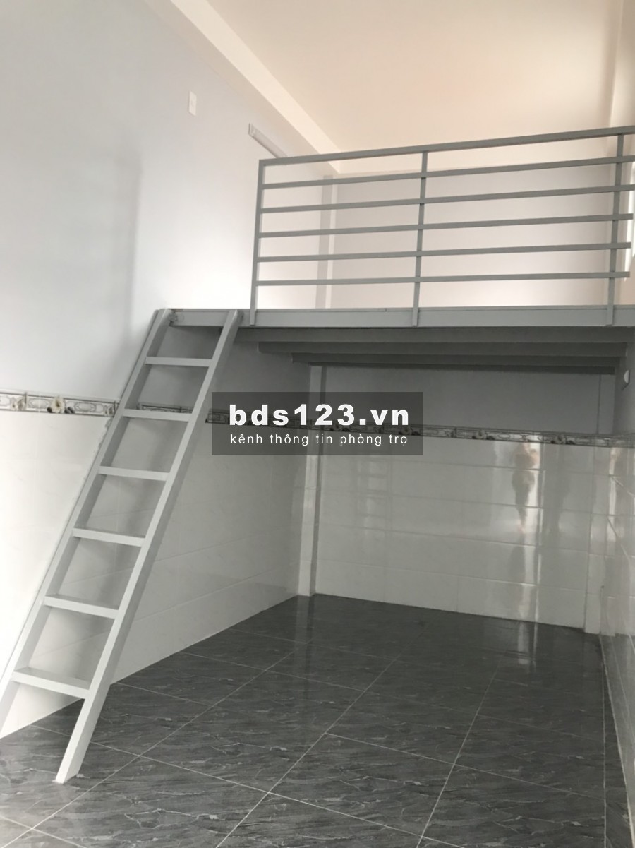 Còn 1 phòng mới xây cho thuê, có gác lững, wc trong phòng khu vực an ninh, gần mặt tiền đường, va các trường đại hoc lh 0909395532