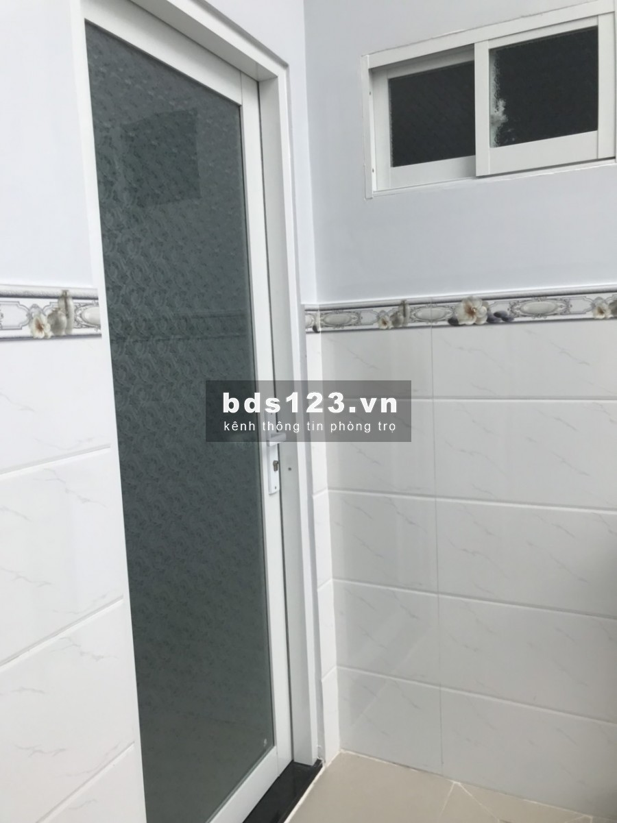 Còn 1 phòng mới xây cho thuê, có gác lững, wc trong phòng khu vực an ninh, gần mặt tiền đường, va các trường đại hoc lh 0909395532