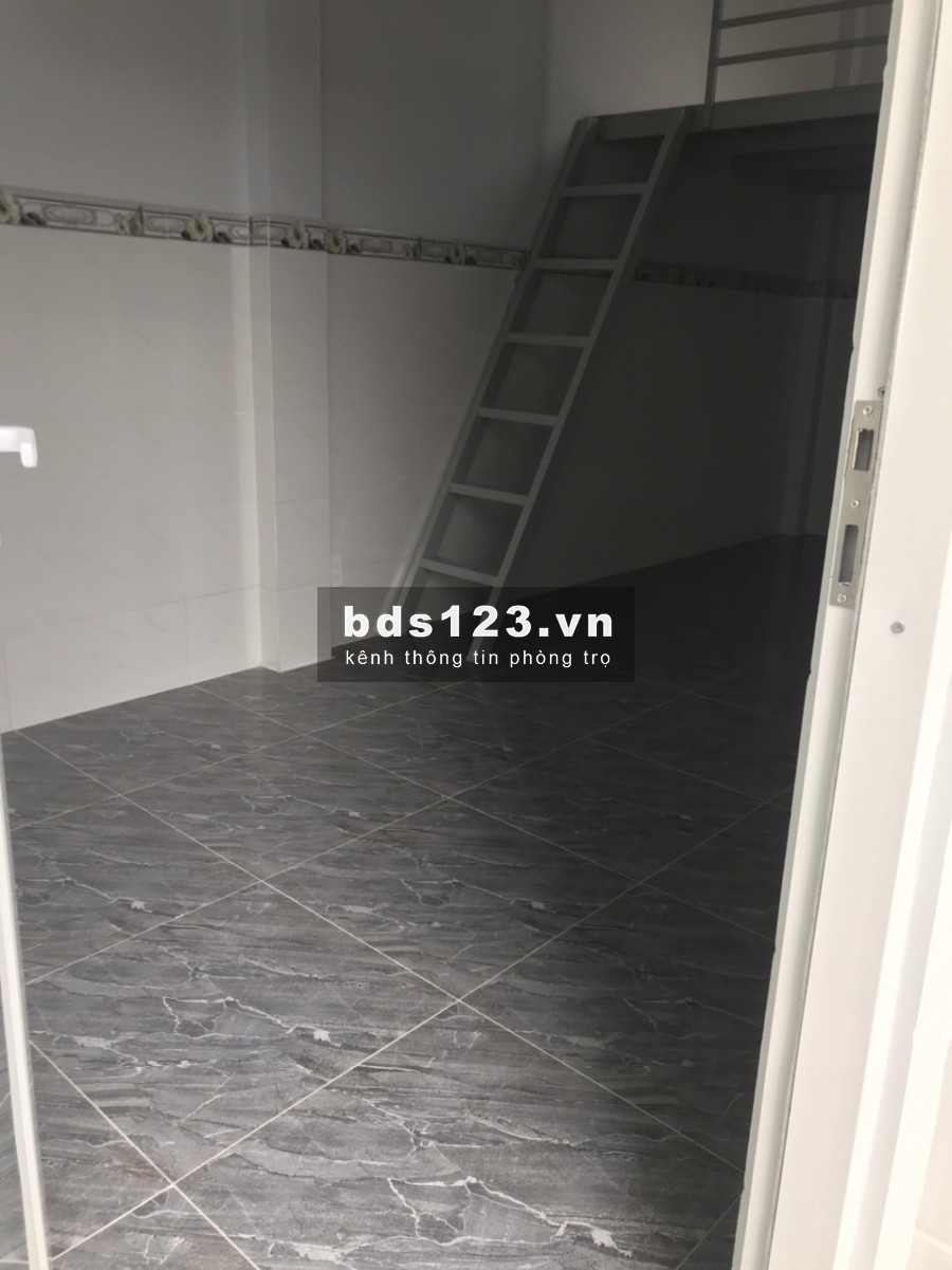 Còn 1 phòng mới xây cho thuê, có gác lững, wc trong phòng khu vực an ninh, gần mặt tiền đường, va các trường đại hoc lh 0909395532