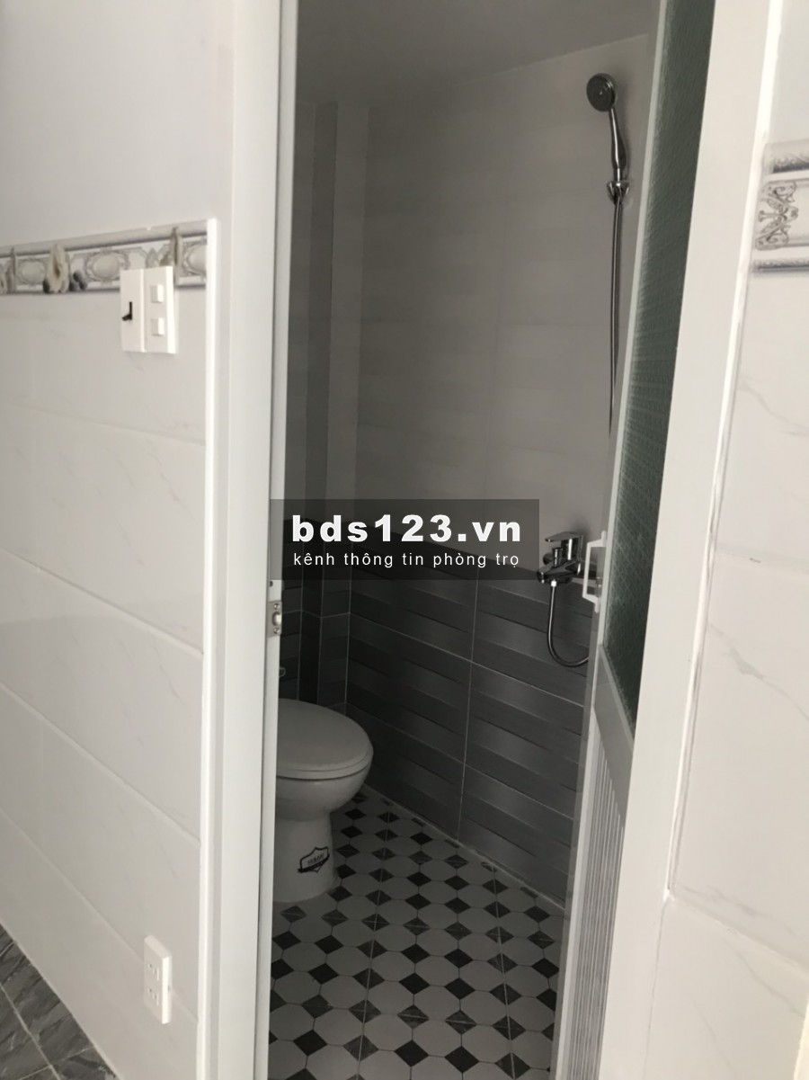Còn 1 phòng mới xây cho thuê, có gác lững, wc trong phòng khu vực an ninh, gần mặt tiền đường, va các trường đại hoc lh 0909395532