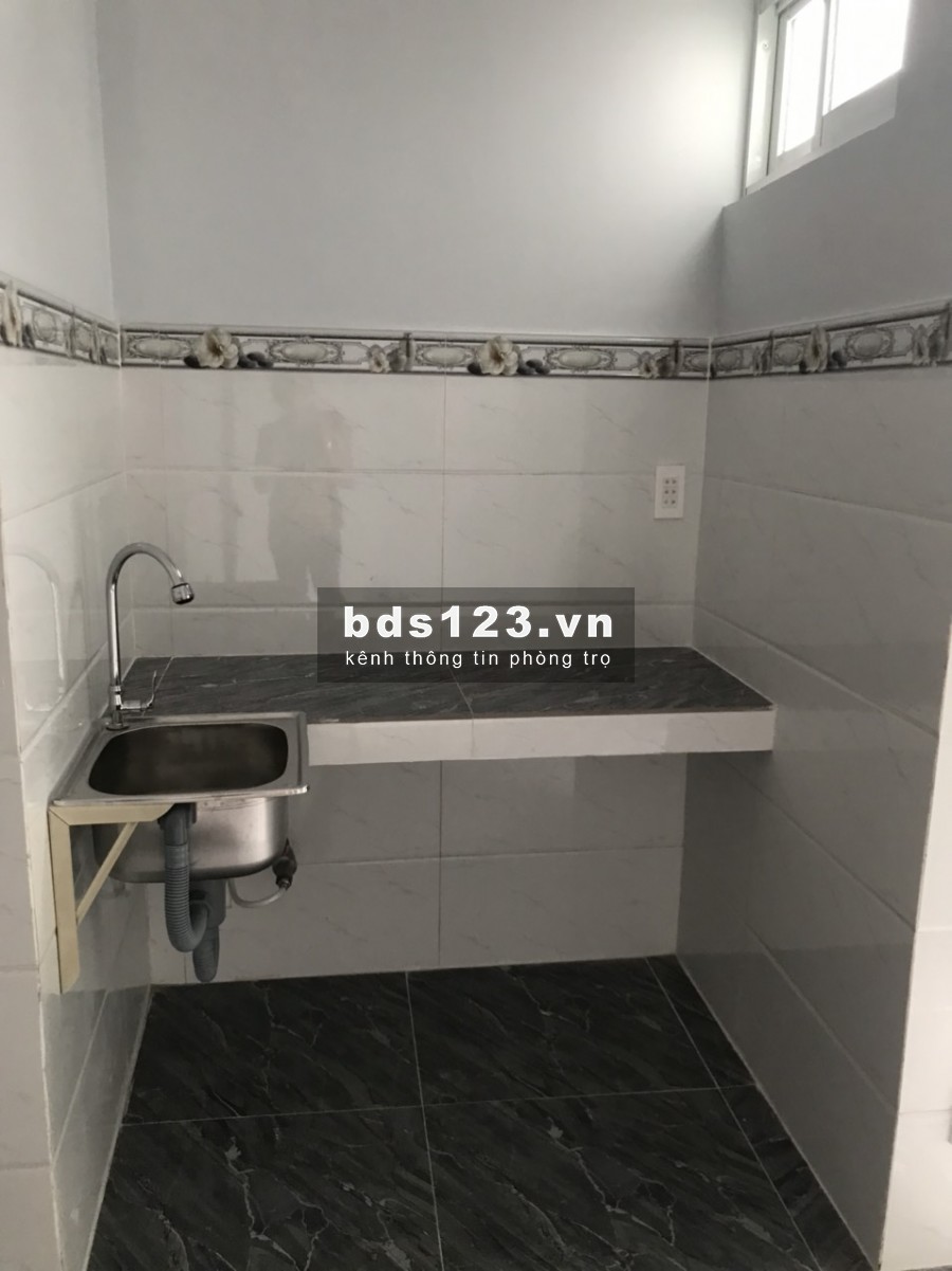 Còn 1 phòng mới xây cho thuê, có gác lững, wc trong phòng khu vực an ninh, gần mặt tiền đường, va các trường đại hoc lh 0909395532