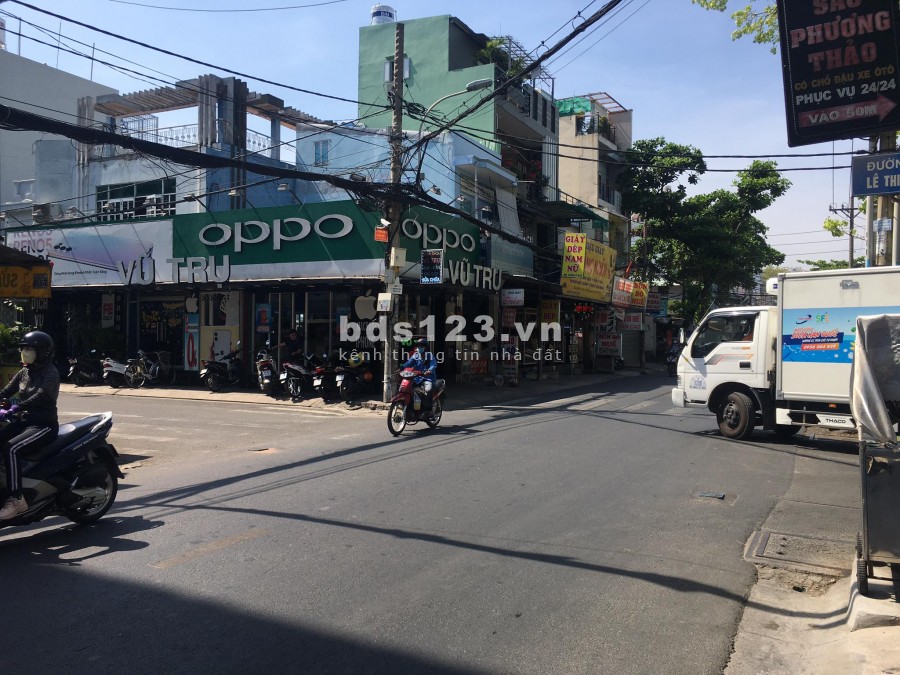Hiếm ngang 8m Bán nhà MT Văn Cao, Quận Tân Phú, vườn cây rau củ qua trên sân thượng