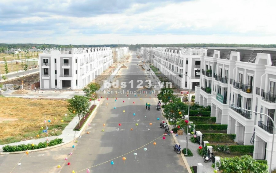 Nhà mới xây mặt tiền đường 25m gần chợ, trường học