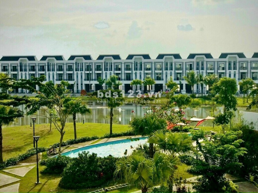 Nhà mới xây mặt tiền đường 25m gần chợ, trường học