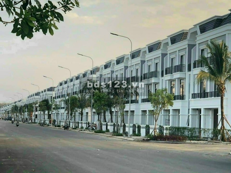 Nhà mới xây mặt tiền đường 25m gần chợ, trường học