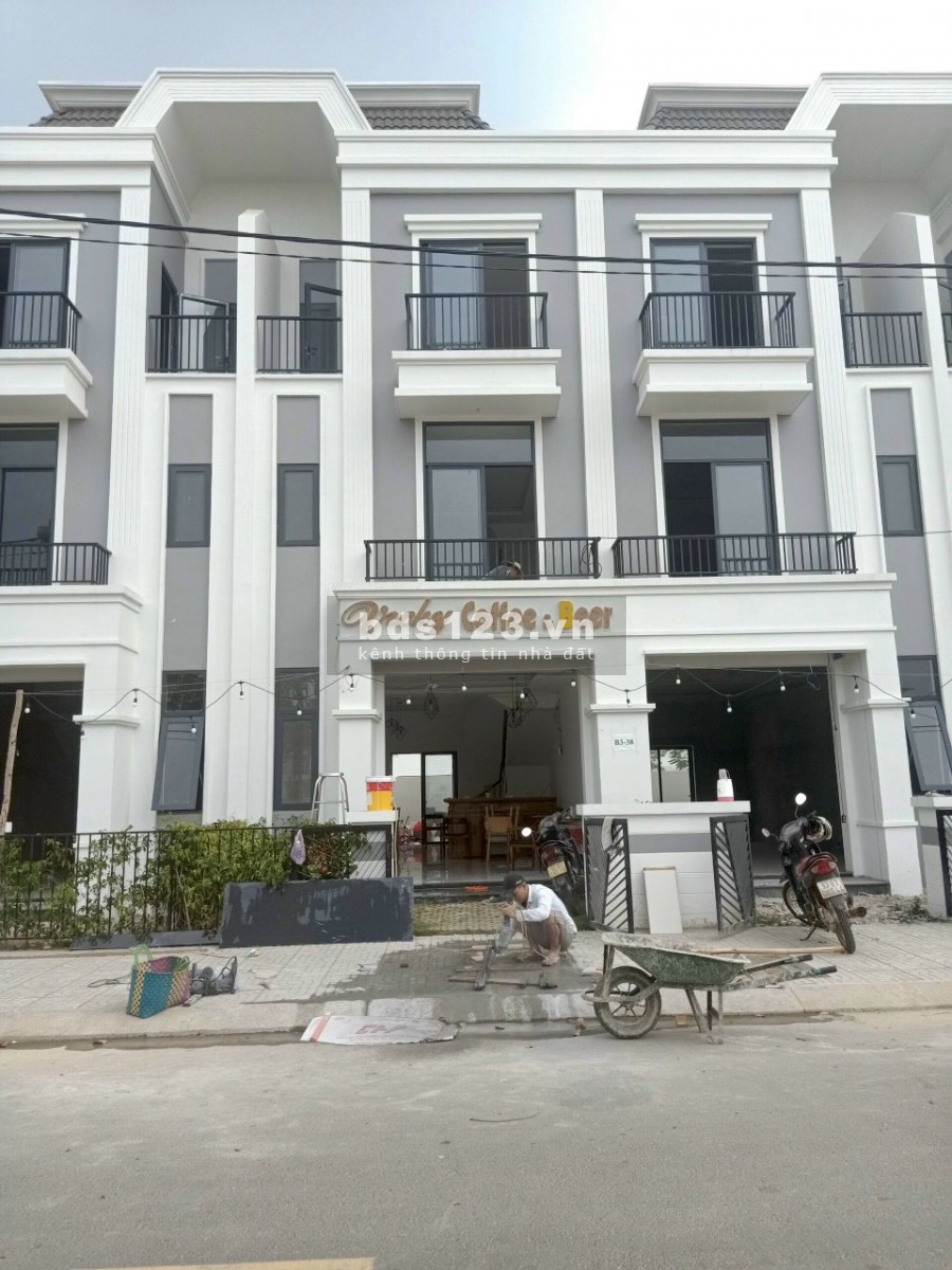 Nhà mới xây mặt tiền đường 25m gần chợ, trường học
