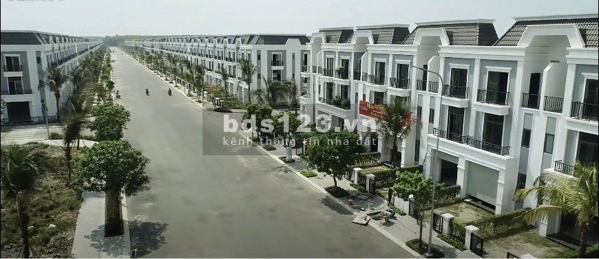 Nhà mới xây mặt tiền đường 25m gần chợ, trường học