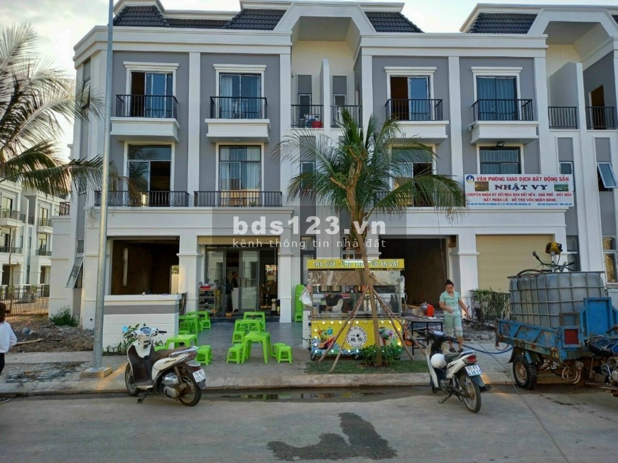 Nhà mới xây mặt tiền đường 25m gần chợ, trường học