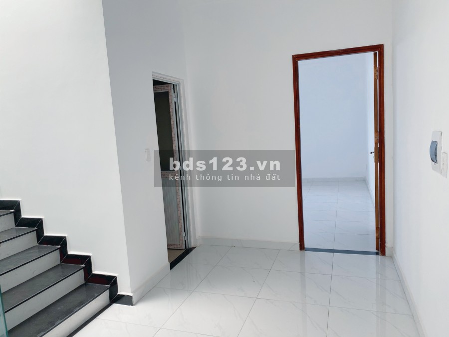 Cho thuê nhà mặt tiền 1 trệt 2 lầu vỉa hè 5m, 4 Phòng Ngủ gần Làng Đại Học