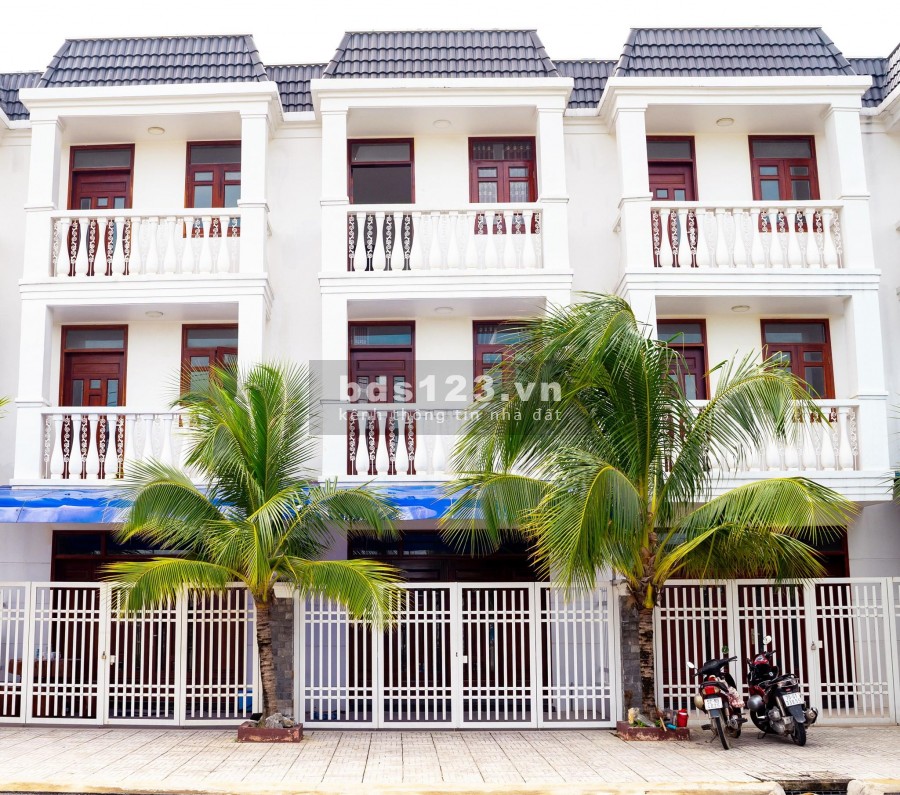 Cho thuê nhà mặt tiền 1 trệt 2 lầu vỉa hè 5m, 4 Phòng Ngủ gần Làng Đại Học