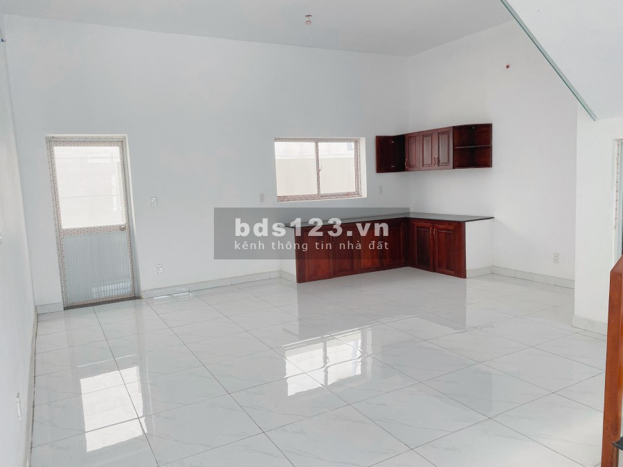 Cho thuê nhà mặt tiền 1 trệt 2 lầu vỉa hè 5m, 4 Phòng Ngủ gần Làng Đại Học