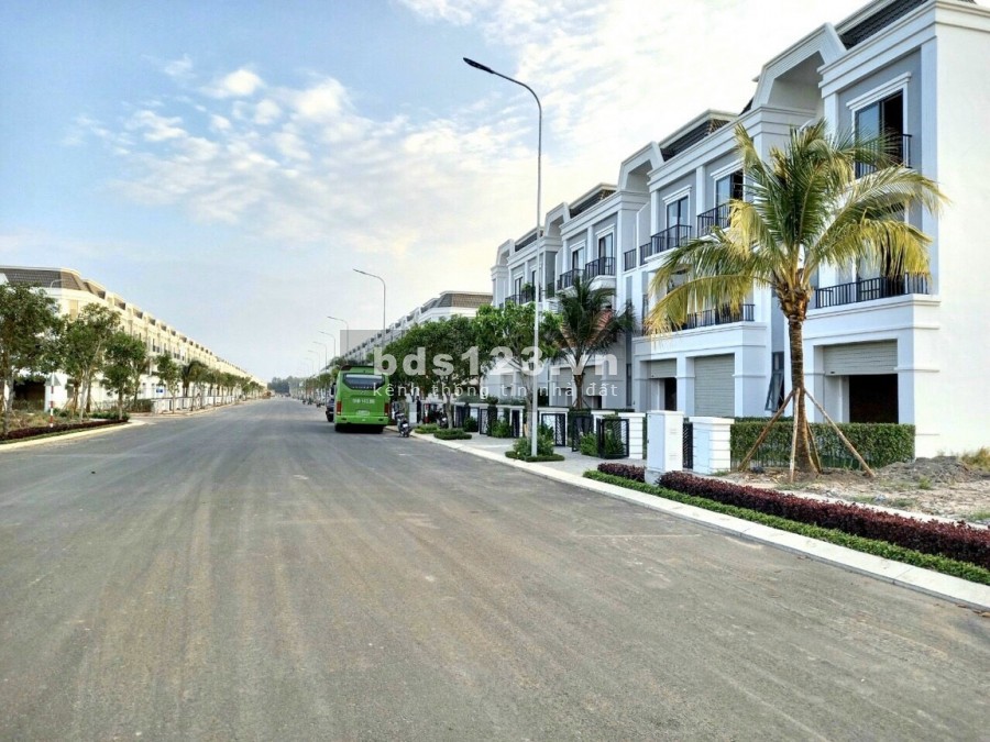 Nhà mới xây mặt tiền đường 25m gần chợ, trường học