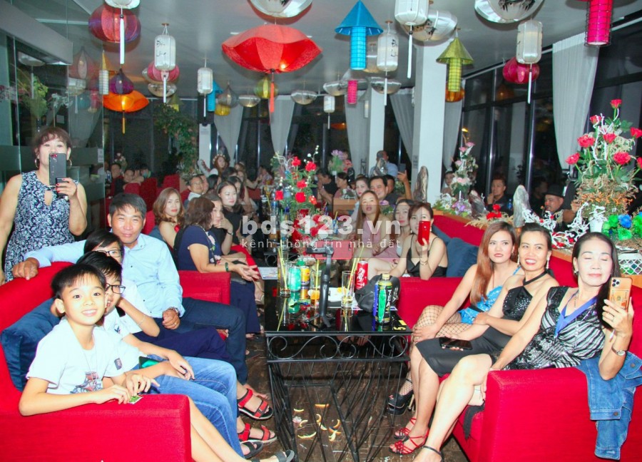 Cho thuê nhà 2 mặt tiền 30m. 300m2 Q Bình Tân tuyệt đẹp!