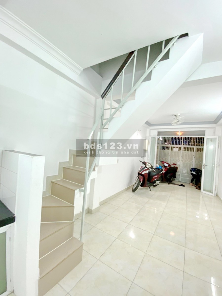 Bán nhà 2 lầu 31m2 hẻm 64 đường Trần Đình Xu P. Cô Giang Quận 1