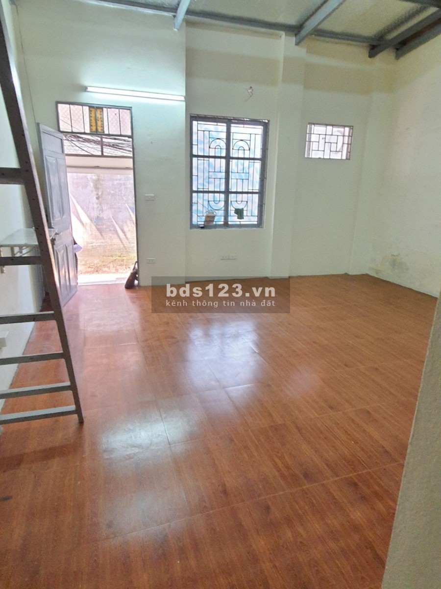 Bán nhà Lạc Long Quân mặt tiền 5m, DT 48m2- ngõ thông- chỉ nhỉnh 2 tỷ.