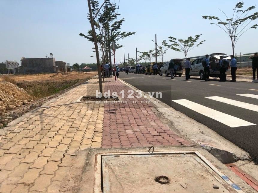 Đất quốc lộ 13 - Đại học Việt Đức
