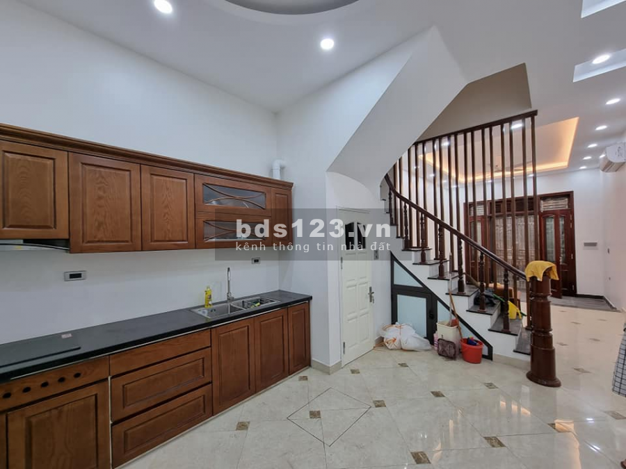 CẦN TIỀN BÁN GẤP KHU PHỐ NGUYỄN NGỌC NẠI Ô TÔ 7 CHỖ ĐỖ CỬA dt 20M MẶT PHỐ PHÂN LÔ QUÂN ĐỘI NHÀ SIÊU ĐẸP NỘI THẤT VIP