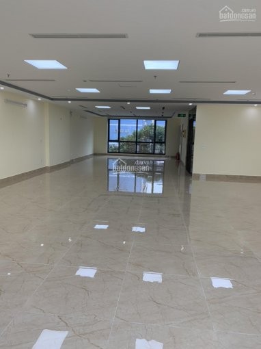 Cho thuê mặt bằng kinh doanh khúc đẹp nhất phố Hoàng Cầu