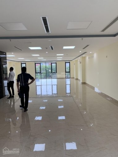 Cho thuê mặt bằng kinh doanh khúc đẹp nhất phố Hoàng Cầu