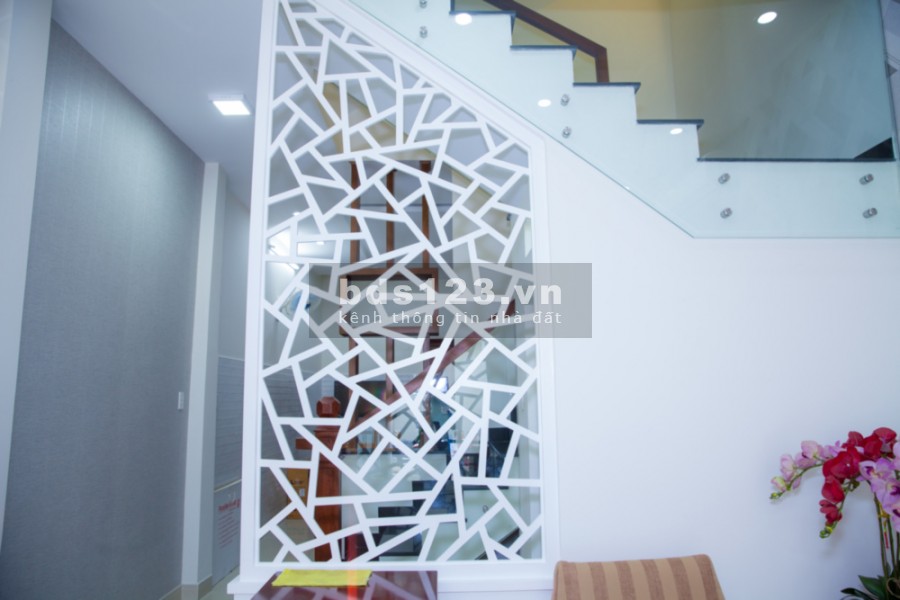 Định cư Mỹ, bán nhà Đường Bàu Cát Hẻm xe hơi 32m2 4 tỷ thương lượng.
