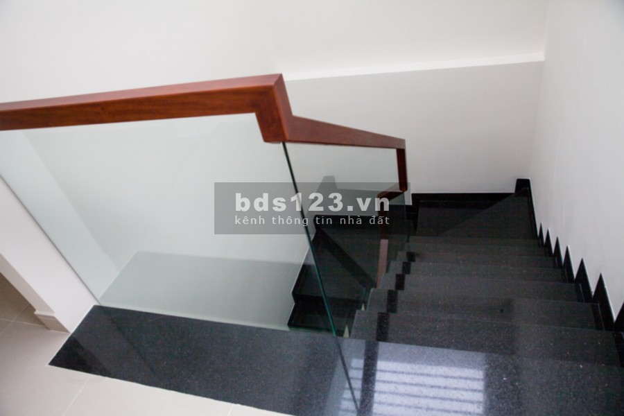 Định cư Mỹ, bán nhà Đường Bàu Cát Hẻm xe hơi 32m2 4 tỷ thương lượng.