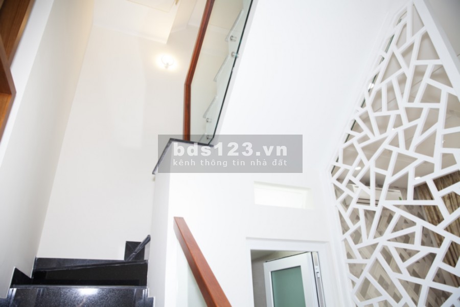 Định cư Mỹ, bán nhà Đường Bàu Cát Hẻm xe hơi 32m2 4 tỷ thương lượng.