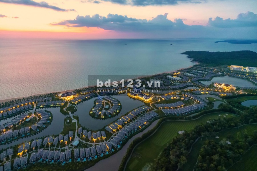 Biệt thự ven sông , cách biển chỉ 1,2km