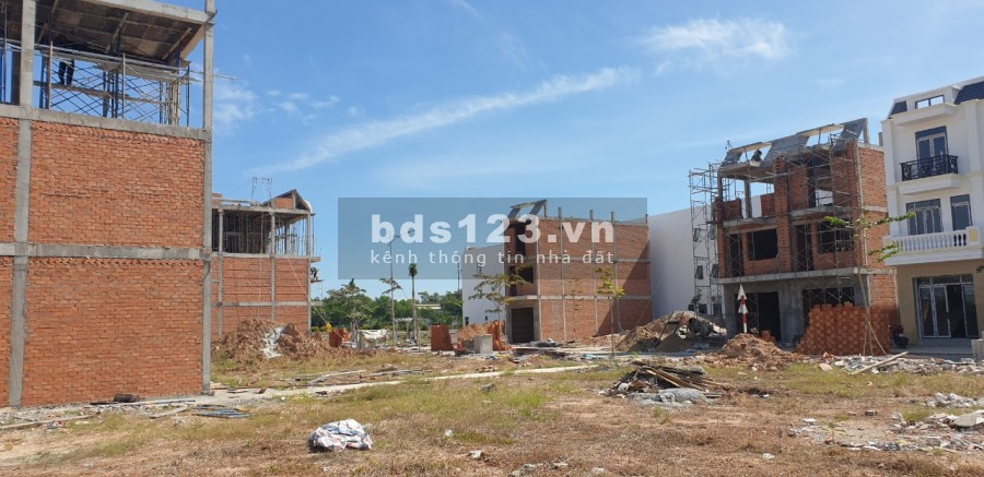 Bán nhanh giá rẻ lô đất 81m2 chính chủ, sổ sẵn phường Phú Chánh, khu dân cư hiện hữu, đường 15m