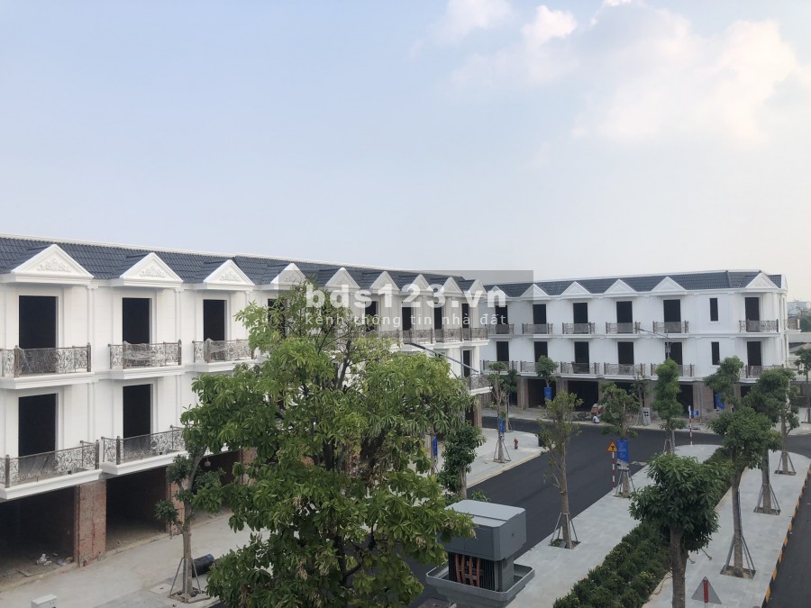 Nhà phố biệt lập xây sẵn Dĩ An giá F0 CĐT, đã hoàn thiện, SHR, TT 25% nhận nhà.