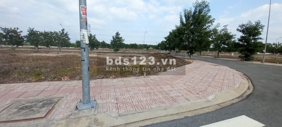 Cần bấn gấp Lô góc 2 măt tiền đường vào khu cn Bắc Đồng Phú, thích hợp xây nhà ở, quán ăn.