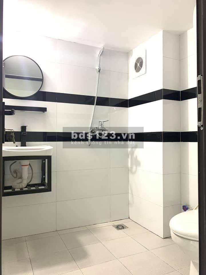CCMN NGÃ TƯ SỞ TOÀ NHÀ DÒNG TIỀN KHỦNG 24 PHÒNG KHÉP KÍN PHUN ĐỒ THANG MÁY, MỚI KÍNH COONG