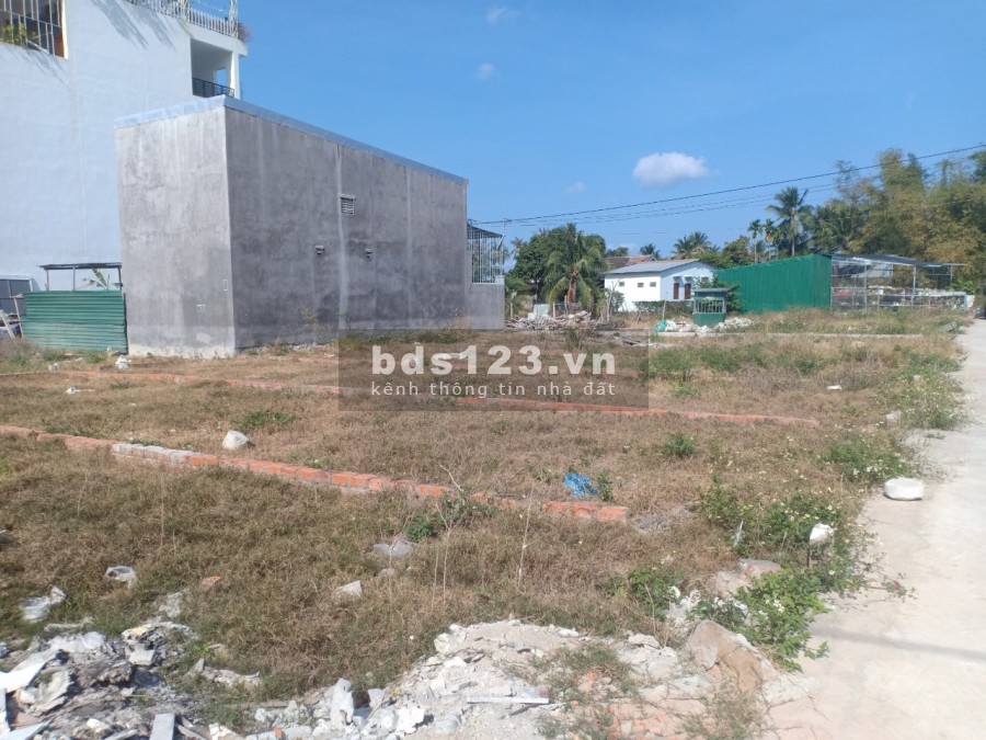 Cần bán lô đất Vĩnh Hiệp Nha Trang giá tốt. Đường bêtông rộng 5m. Giá 900 triệu. Diện tích 82m2