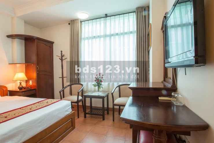 Cho thuê Khách sạn Mặt tiền Đường Đông Du, P.Bến Nghé, Q.1. DT: 5 x 20m, 5 lầu, 20p