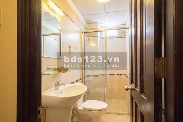 Cho thuê Khách sạn Mặt tiền Đường Đông Du, P.Bến Nghé, Q.1. DT: 5 x 20m, 5 lầu, 20p