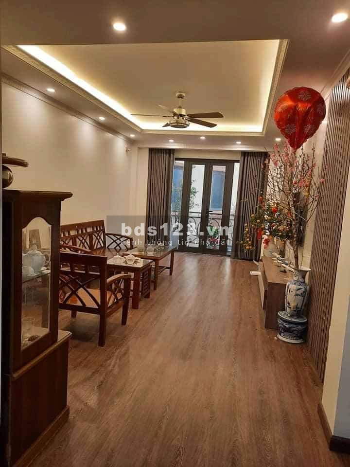 Bán nhà ở Hoàng Cầu 10.8 tỷ. DT 44m2, Mt 4.1, đẹp, phân lô, oto