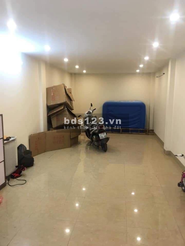 Bán nhà ở Hoàng Cầu 10.8 tỷ. DT 44m2, Mt 4.1, đẹp, phân lô, oto