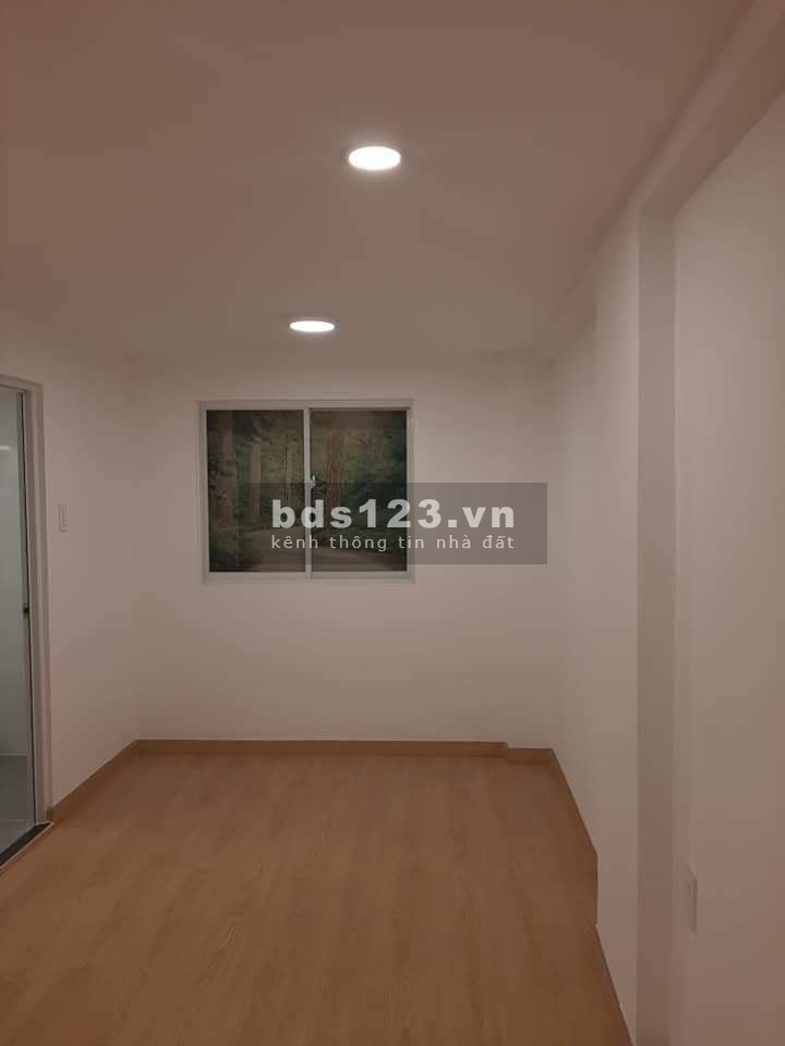 Nhà ở CMT8, Quận 3, 30m2, 2 lầu, 2PN, vào là ở ngay.
