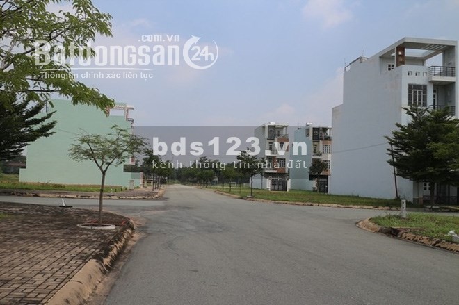 Đầu năm mua đất ngân hàng thanh lý giá tốt,có sổ hồng đầy đủ, gần Khu trung tâm Bình Tân