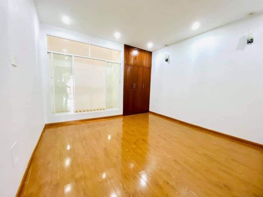 Bán nhà mặt tiền Tân Bình, 80m2, hẻm 8m, giá chỉ 13.2 tỷ.