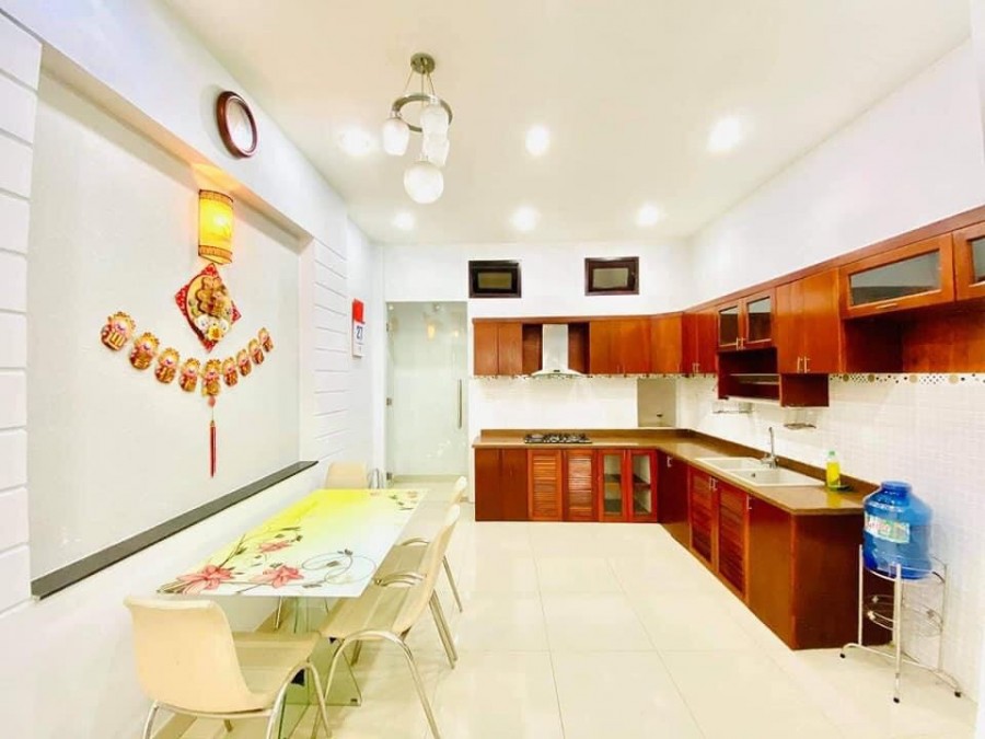 Bán nhà mặt tiền Tân Bình, 80m2, hẻm 8m, giá chỉ 13.2 tỷ.