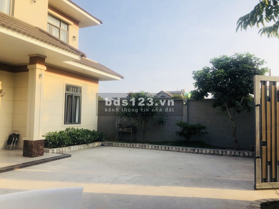 Biệt thự KDC BÁCH KHOA, 1 trệt 1 lầu 430m2, full nội thất, có sân rộng-vườn-gara oto