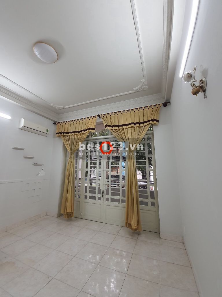 Mặt Tiền Công Viên Nguyên Hồng 4x18m trệt. 2lầu.