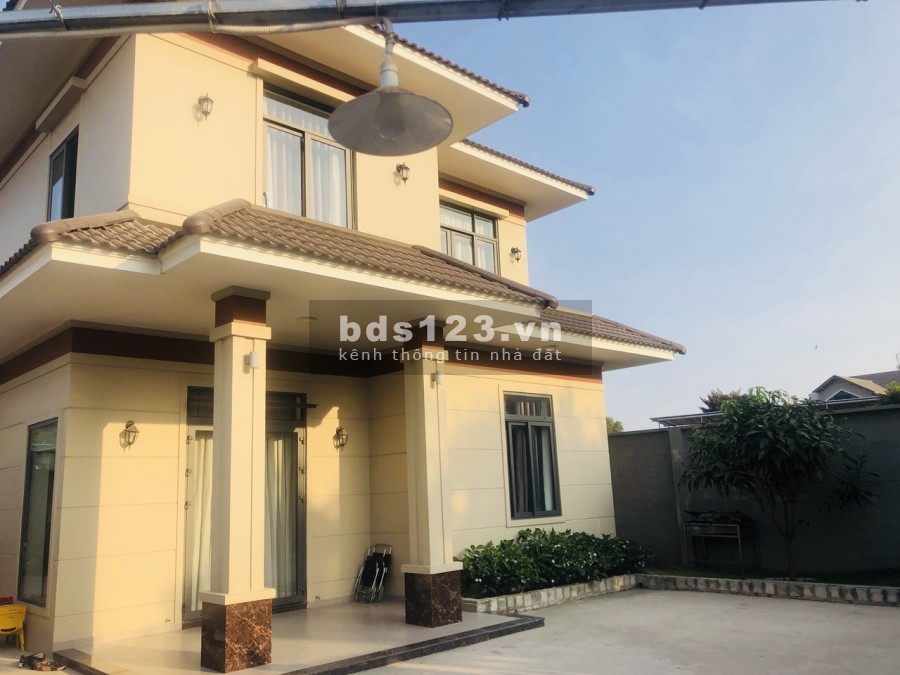 Biệt thự KDC BÁCH KHOA, 1 trệt 1 lầu 430m2, full nội thất, có sân rộng-vườn-gara oto