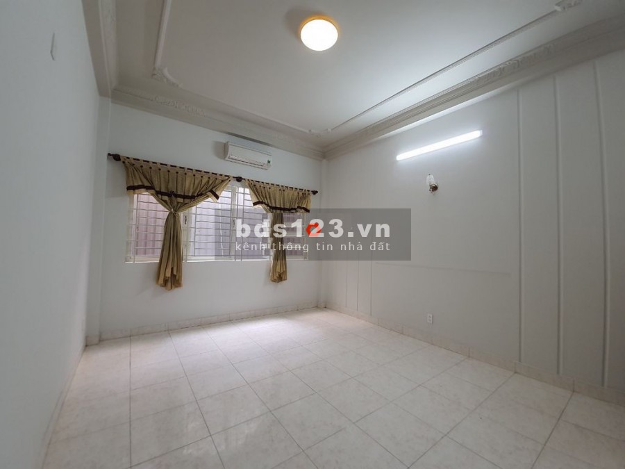 Mặt Tiền Công Viên Nguyên Hồng 4x18m trệt. 2lầu.
