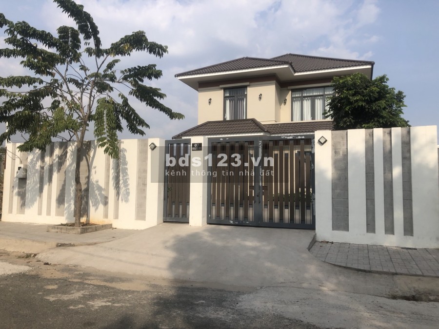 Biệt thự KDC BÁCH KHOA, 1 trệt 1 lầu 430m2, full nội thất, có sân rộng-vườn-gara oto