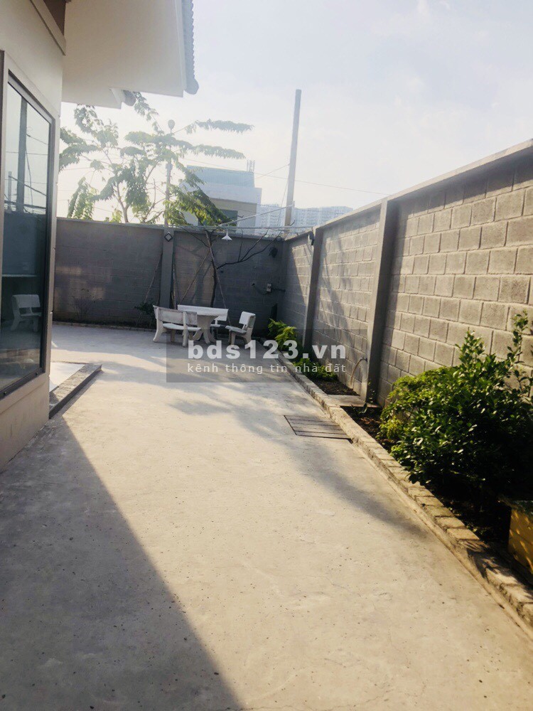 Biệt thự KDC BÁCH KHOA, 1 trệt 1 lầu 430m2, full nội thất, có sân rộng-vườn-gara oto