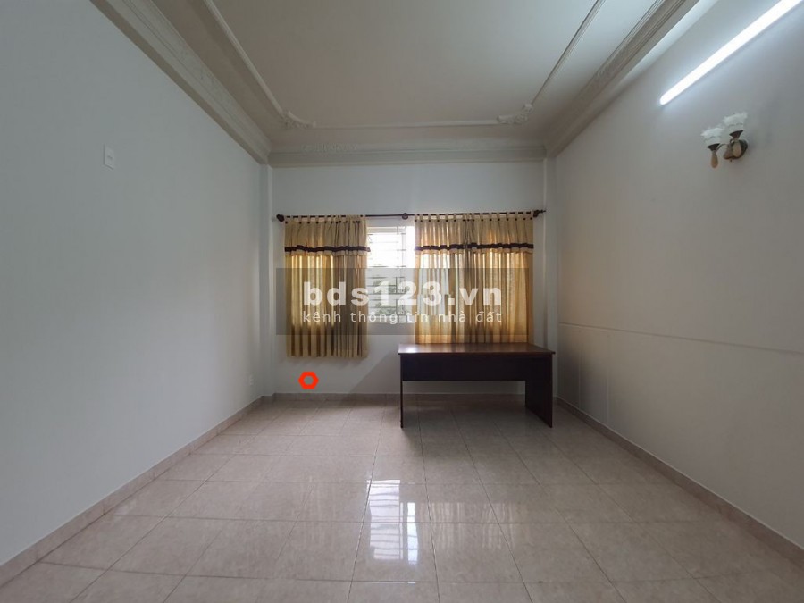 Mặt Tiền Công Viên Nguyên Hồng 4x18m trệt. 2lầu.