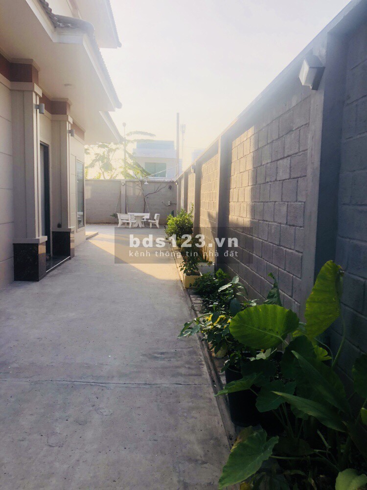 Biệt thự KDC BÁCH KHOA, 1 trệt 1 lầu 430m2, full nội thất, có sân rộng-vườn-gara oto
